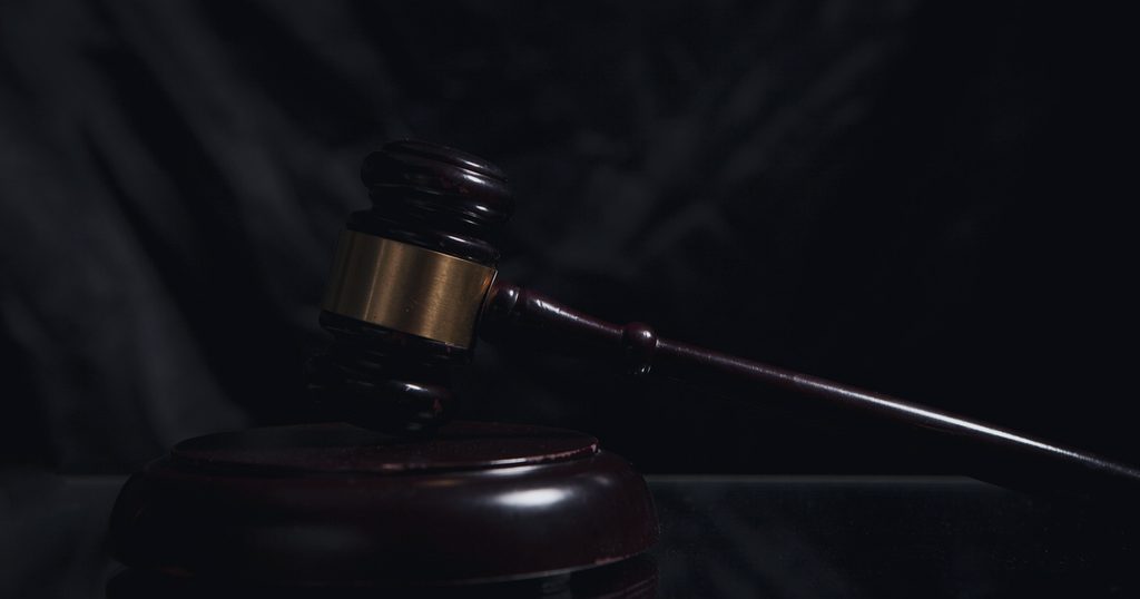 Суддівський молоток на темному тлі - справа про неправомірну вигоду